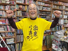 「『出来らぁっ！』Tシャツ」を着用したビッグ錠。
