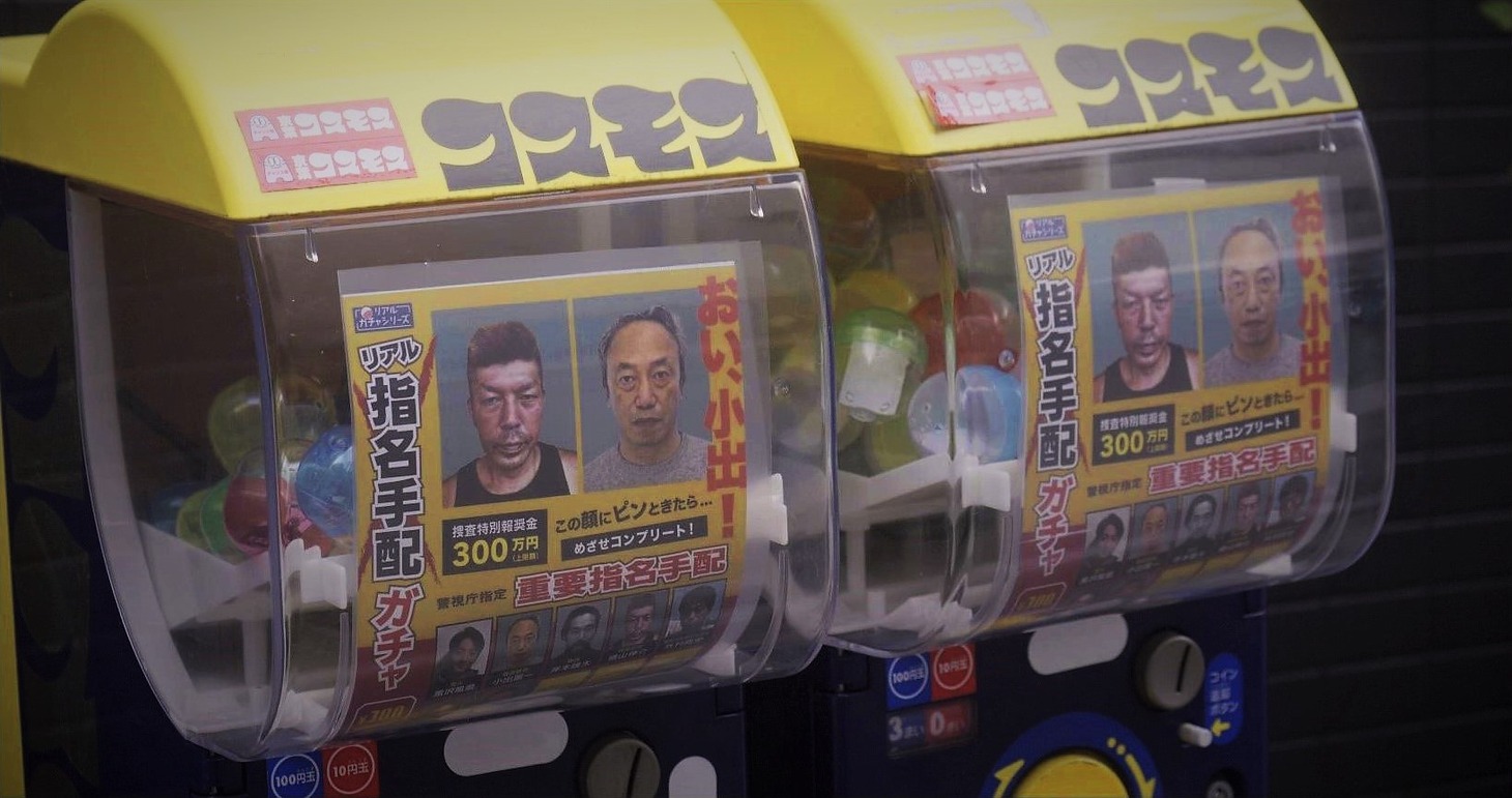 劇中の「遺影ガチャ」。