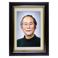 クラウドファンディングのリターン品として用意された、劇中の「遺影ガチャ」に登場するビッグの遺影。