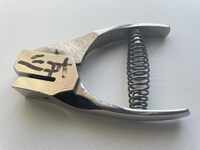 クラウドファンディングのリターン品として用意された、主題歌を歌唱する友川カズキが劇中で使用した車内改札鋏。