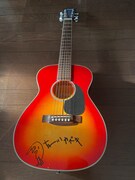 クラウドファンディングのリターン品として用意された、友川カズキが劇中で使用したミニギター（サイン入り）。