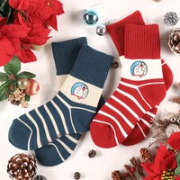 「ドラえもん ボーダー裏ボアソックス レッド / グリーン」 ※ドラえもん未来デパートお台場店とオンラインストアでは11月4日より発売。