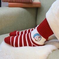 「ドラえもん ボーダー裏ボアソックス」の着用イメージ（レッド）。
