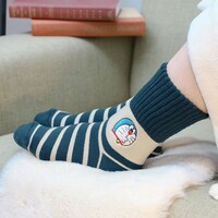 「ドラえもん ボーダー裏ボアソックス」の着用イメージ（グリーン）。