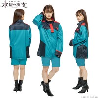 「機動戦士ガンダム 水星の魔女 アスティカシア高等専門学園 制服モチーフジャージ」ホルダーの制服の着用イメージ。
