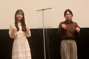 「左様なら今晩は」初日舞台挨拶の様子。左から久保史緒里、高橋名月監督。