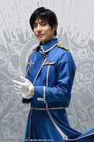 和田琢磨扮するロイ・マスタング。