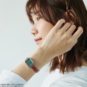 「ONOFFYFREE×『黒子のバスケ』腕時計（緑間モデル）」の着用例。