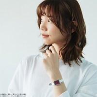 「ONOFFYFREE×『黒子のバスケ』腕時計（赤司モデル）」の着用例。