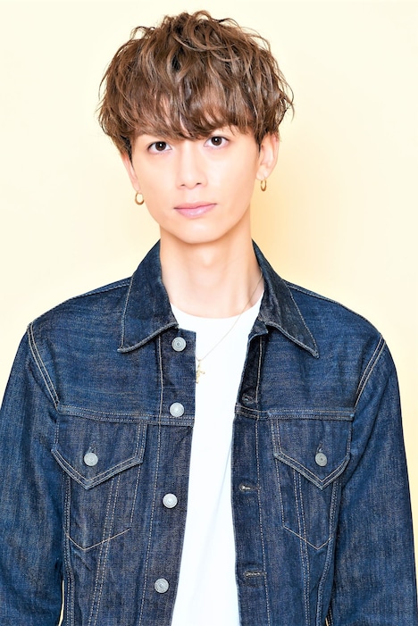 吉松シンジ役の小野健斗。