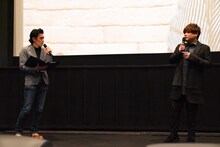 左から三木一馬チーフプロデューサー、松岡禎丞。