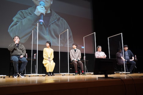 左から古賀豪監督、沢城みゆき、梶裕貴、佐藤順一監督、追崎史敏監督。