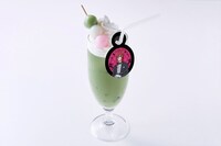 「千切 豹馬 抹茶ラテ 三色団子の和菓子添え」