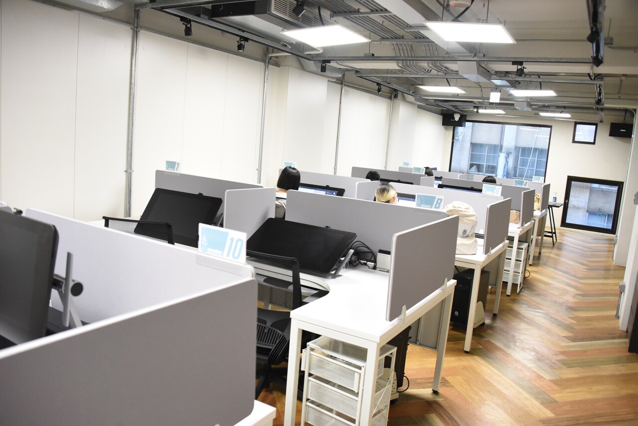 台湾漫画基地3階の創作スペース。若きクリエイターたちが一心不乱に筆を走らせる。