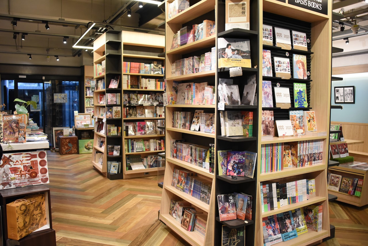台湾漫画基地の1階書店より。