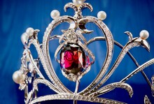 「ベルサイユのばら」マリー・アントワネットのティアラより、PT（プラチナ） ロードライトガーネットダイヤペンダントトップ。(c)池田理代子プロダクション