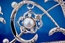 「ベルサイユのばら」マリー・アントワネットのティアラより、PT（プラチナ）南洋パールダイヤペンダントトップ。(c)池田理代子プロダクション