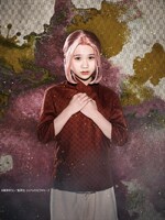 澤田理央扮するメイ。