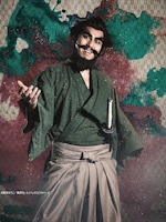 郷本直也扮する民谷巌鉄斎。