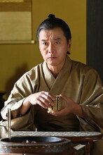 尾美としのり演じる勝海舟。