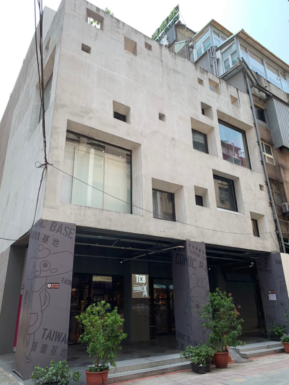 台北駅からほど近い繁華街に立つ台湾漫画基地。
