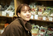 トリンドル玲奈演じるともこ。(c)「今夜すきやきだよ」製作委員会