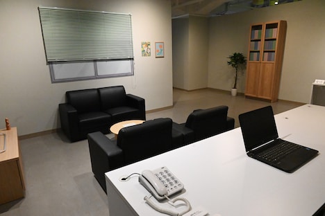 「霊とか相談所の事務所」の再現部屋。コールが鳴る電話を取ると……？