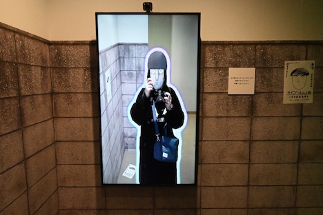 超能力をまとった記者。このモニターでは「はげ散らかしモンキー」のTシャツを着ることもできる。