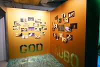 “神エクボ”の名場面が並ぶコーナー。