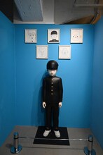 モブの等身大の立像。頭上にはONE描き下ろしのイラストが並べられた。