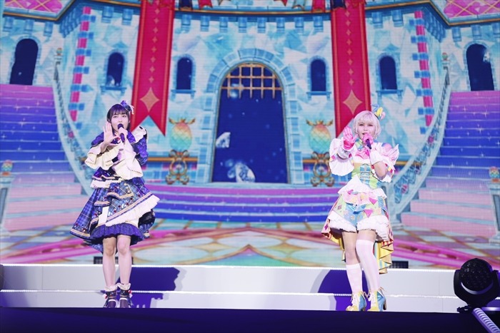 ALIVE。左からイブ役の指出毬亜、アリス役のファイルーズあい。