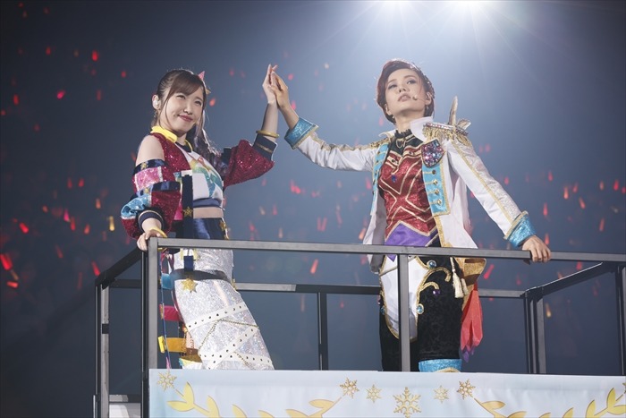 左からひな役の内田彩、あまね役の庄司宇芽香。