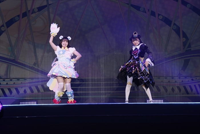 左からみるき役の相良茉優、れもん役の鈴木杏奈。