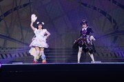 左からみるき役の相良茉優、れもん役の鈴木杏奈。