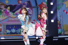 左からみれぃ役の芹澤優、らぁら役の茜屋日海夏。