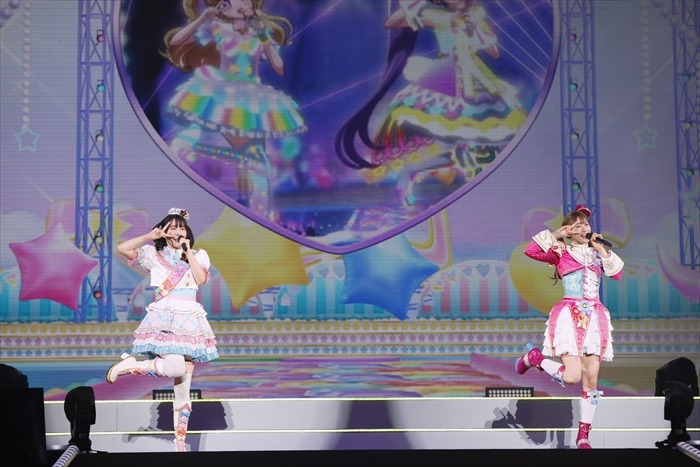 左からゆい役の伊達朱里紗、らぁら役の茜屋日海夏。