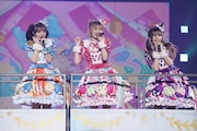 ゴーゴー!マスコッツ 。左からラビリィ役の田中美海、キラッCHU役の山下七海、メルパン役の大森日雅。