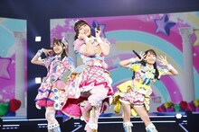 ミラクル☆キラッツ。左からりんか役の厚木那奈美、みらい役の林鼓子、えも役の久保田未夢。