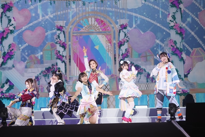 左からひな役の内田彩、れもん役の鈴木杏奈、まつり役の廣瀬千夏、あまね役の庄司宇芽香、みるき役の相良茉優、あうる役の藤寺美徳。