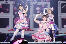 ブランニュー☆ガールズ。左からりんか役の厚木那奈美、みらい役の林鼓子、める役の森嶋優花。