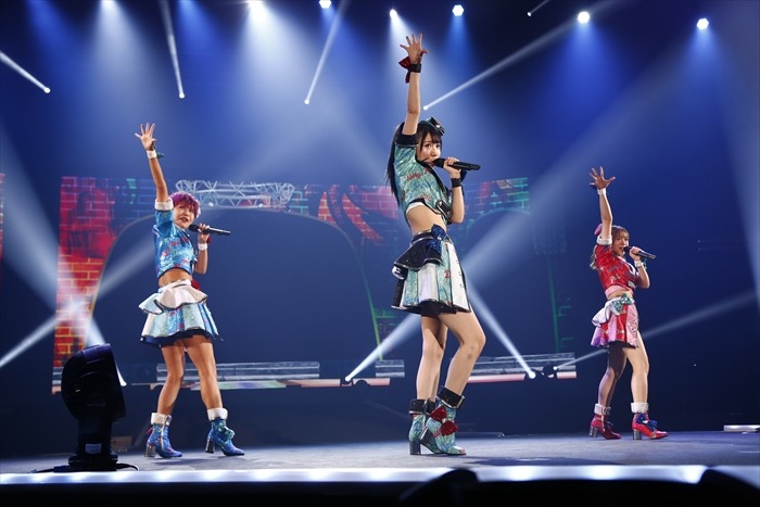 DressingPafé。左からドロシー役の澁谷梓希、シオン役の山北早紀、レオナ役の若井友希。