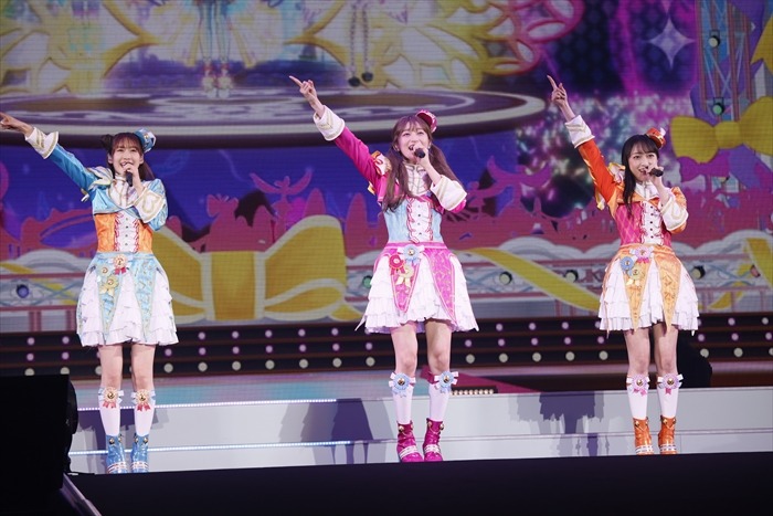 SoLaMi♡SMILE。左からみれぃ役の芹澤優、らぁら役の茜屋日海夏、そふぃ役の久保田未夢。
