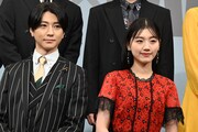 左から鈴木拡樹、佐々木美玲。
