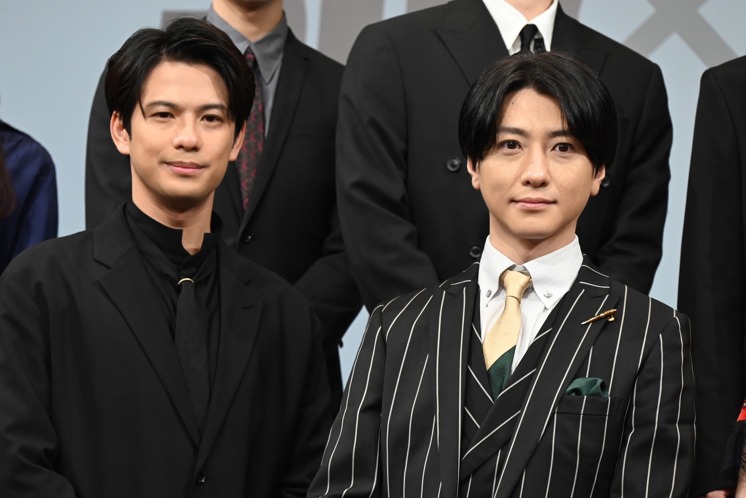 左から森崎ウィン、鈴木拡樹。