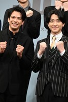 左から森崎ウィン、鈴木拡樹。