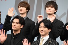 左上から時計回りに岡宮来夢、瀧澤翼、鈴木拡樹、森崎ウィン。