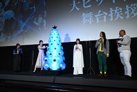 “特大リムル様クリスマスツリー”の弾力を確かめる岡咲美保（左から2人目）。