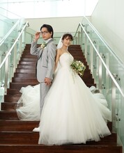 スピンオフドラマ「イチケイのカラス～井出伊織、愛の記録～」より、左から山崎育三郎、水谷果穂。