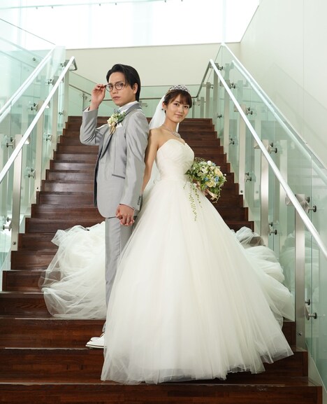 スピンオフドラマ「イチケイのカラス～井出伊織、愛の記録～」より、左から山崎育三郎、水谷果穂。