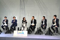 左から井上裕介、杉山紀彰、竹内順子、四千頭身の都築拓紀、後藤拓実、石橋遼大。